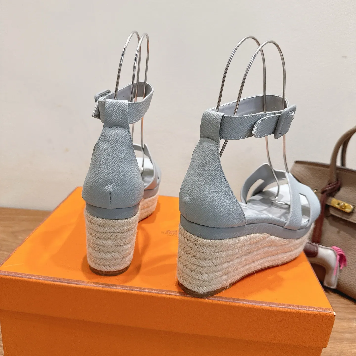 👟👟Ex-factory price 720👟👟 Hermes... a Eclair 2025 new color + popular series, the version is super positive, with a certain thickness, which makes the legs longer! Breathable, comfortable calfskin, spring and summer color matching, this item is both beautiful and comfortable! Channel supply code size: 35-39 can be ordered as 40.41 with airplane box ➕20
